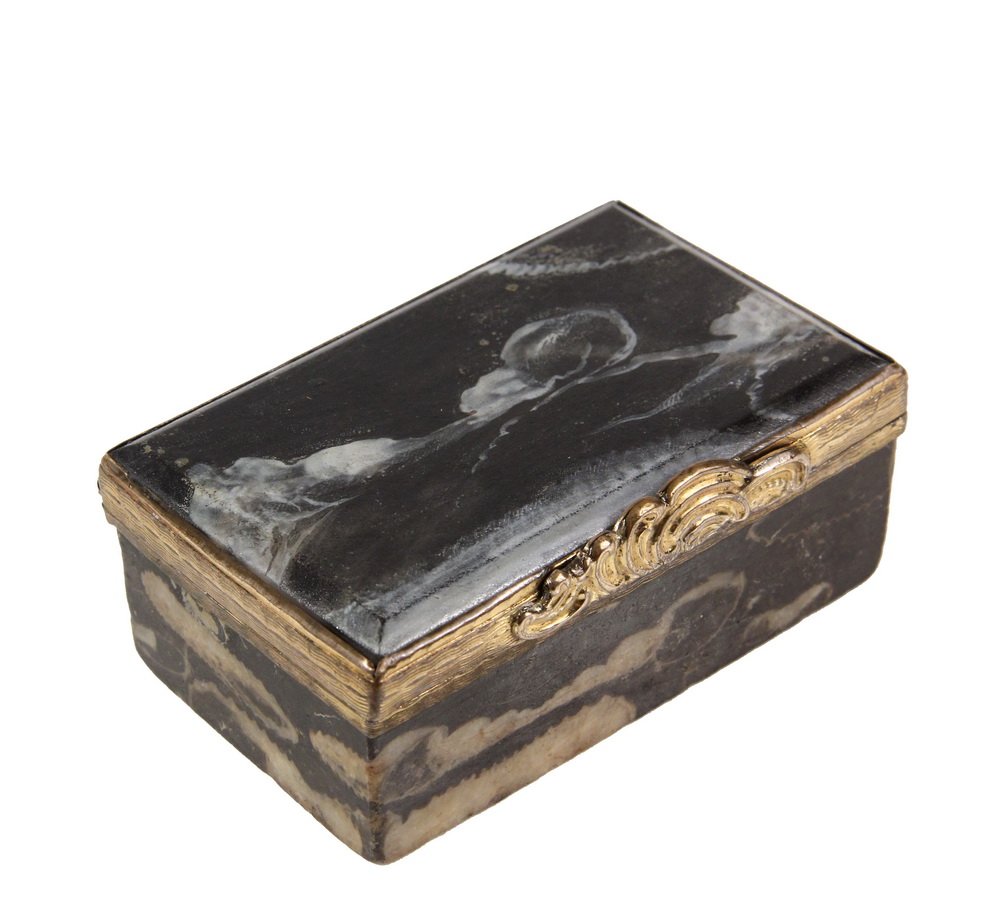 GILT METAL AND HARDSTONE BOX - 18th c. box with the: GILT METAL AND HARDSTONE BOX - 18th c. box with the body carved from one piece of stone incorporating fossilized seashells, the lid in beveled glass painted to match, fitted in gilt pressed brass rim 