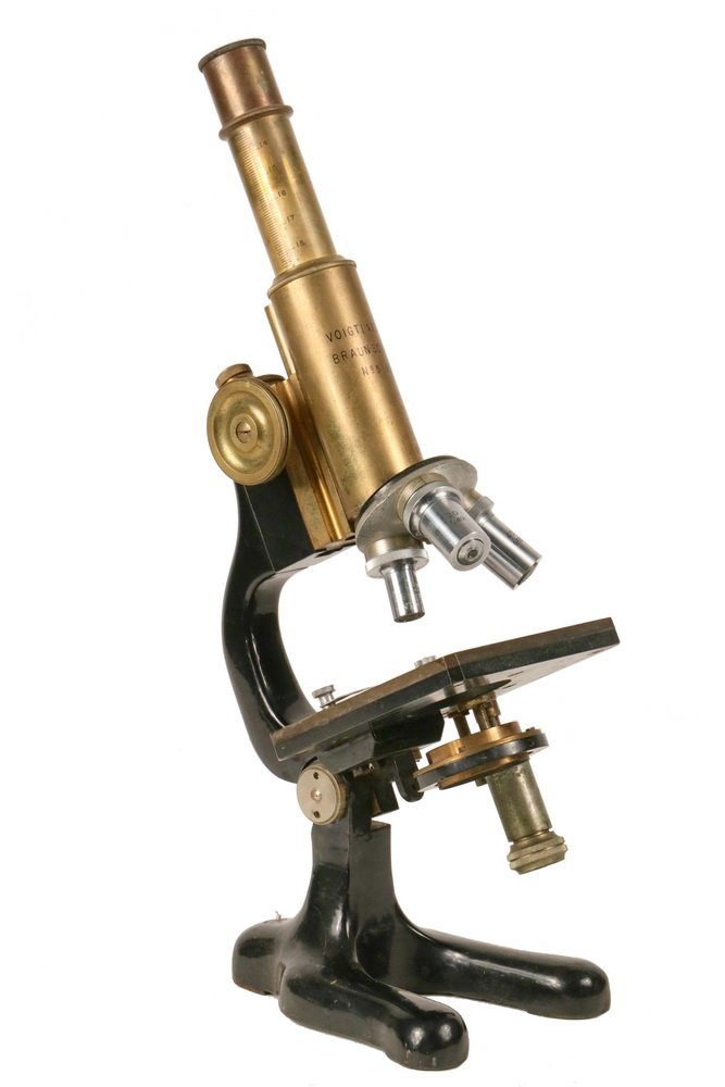 ANTIQUE MICROSCOPE - Voigtlander Braunschweig No.: ANTIQUE MICROSCOPE - Voigtlander Braunschweig No. 51929, brass and black enamel monocular, rack and pinion focus, Bakelite stage, with Russian triple nosepiece, condensor, lacking mirror. 12" tall. Go
