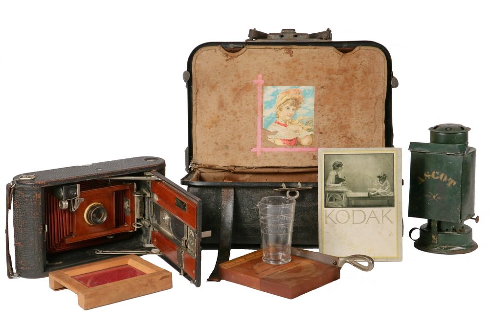 KODAK CAMERA & PORTABLE DARKROOM - Circa 1900 Kit in: KODAK CAMERA & PORTABLE DARKROOM - Circa 1900 Kit in black leather satchel, containing: Kodak No. 3A Autographic Maroon/Red Bellows Folding Camera Model B-4, Rapid Rectlinear Lens., 3 1/2" x 5 1/2" fo