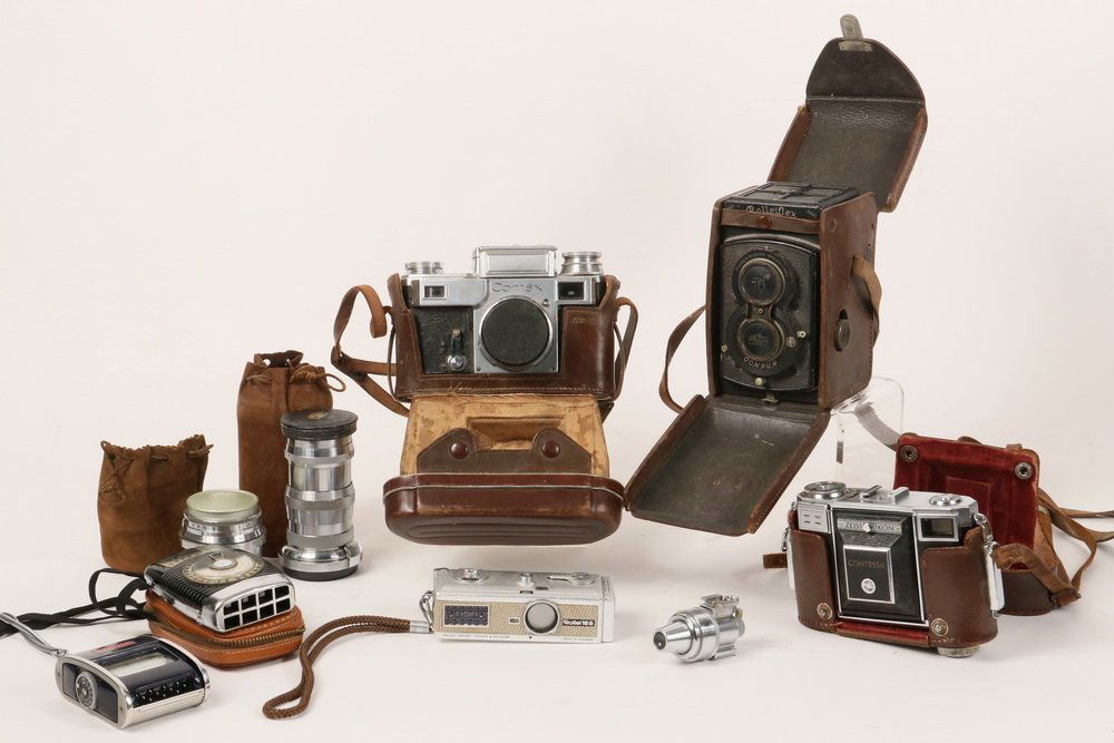 (4) CAMERAS/(2) LENSES/RANGEFINDER/ 2) METERS - All: (4) CAMERAS/(2) LENSES/RANGEFINDER/ 2) METERS - All cameras in original leather cases, including: Rollieflex 6x6 K1 (circa 1930) No 212798 Taking Lens: Zeiss Tessar 3,8/75 s/n 1322386, Filter size 28,