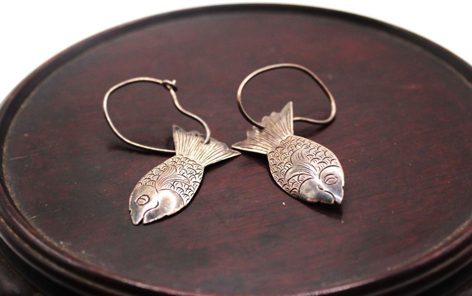 Uniquely designed vintage Chinese Smiling fish sterling dangle earrings very detailed: Uniquely designed vintage Chinese Smiling fish sterling dangle earrings very detailed Designer/Brand: Unknown Metal Purity: 925Metal: Sterling SilverStone: No stoneWeight: 3.3gramsDimensions: 2.25"L