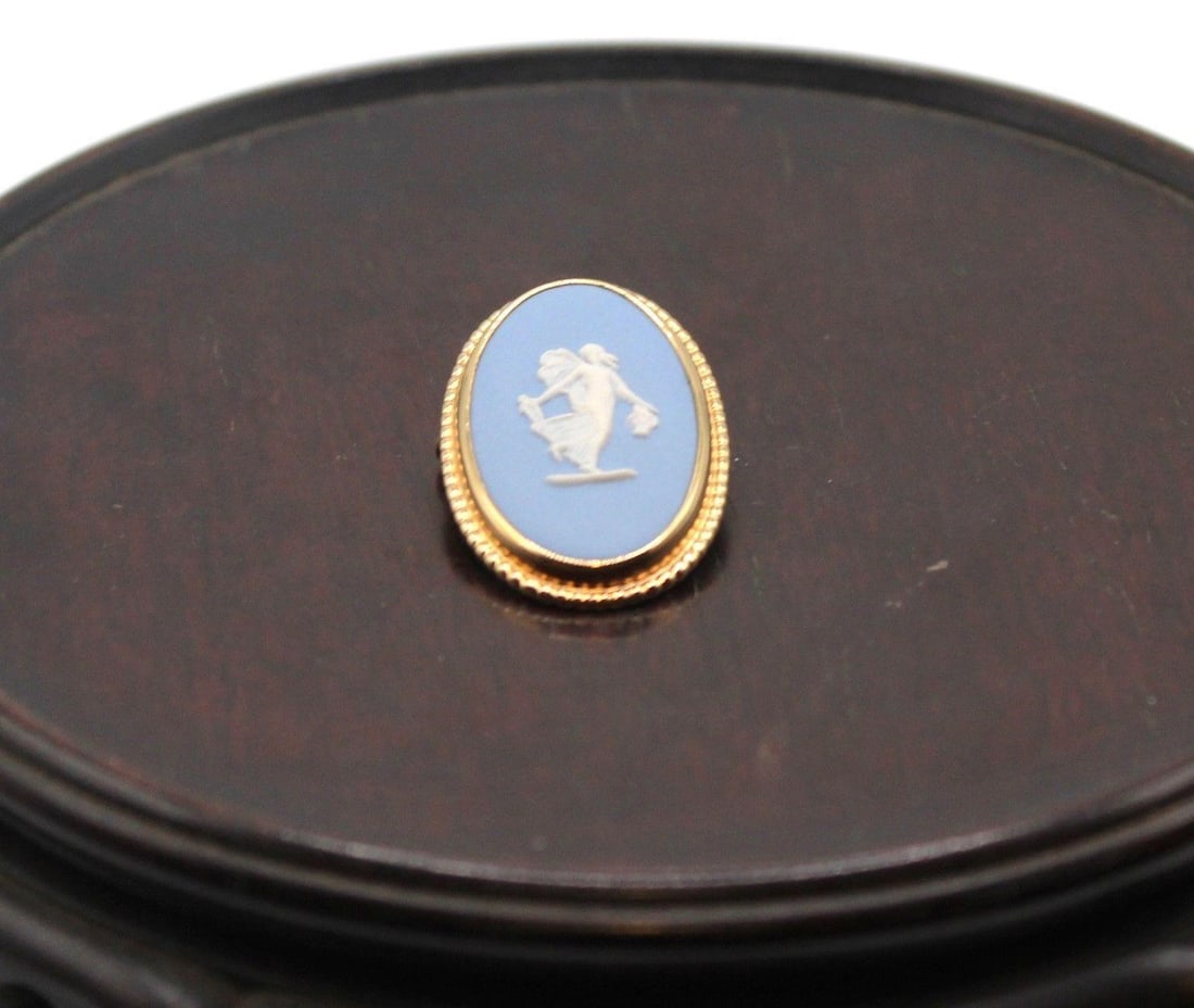 Wedgewood Made in England 12K GOLD FILLED Blue Jasperware Cameo brooch (1 of 3)