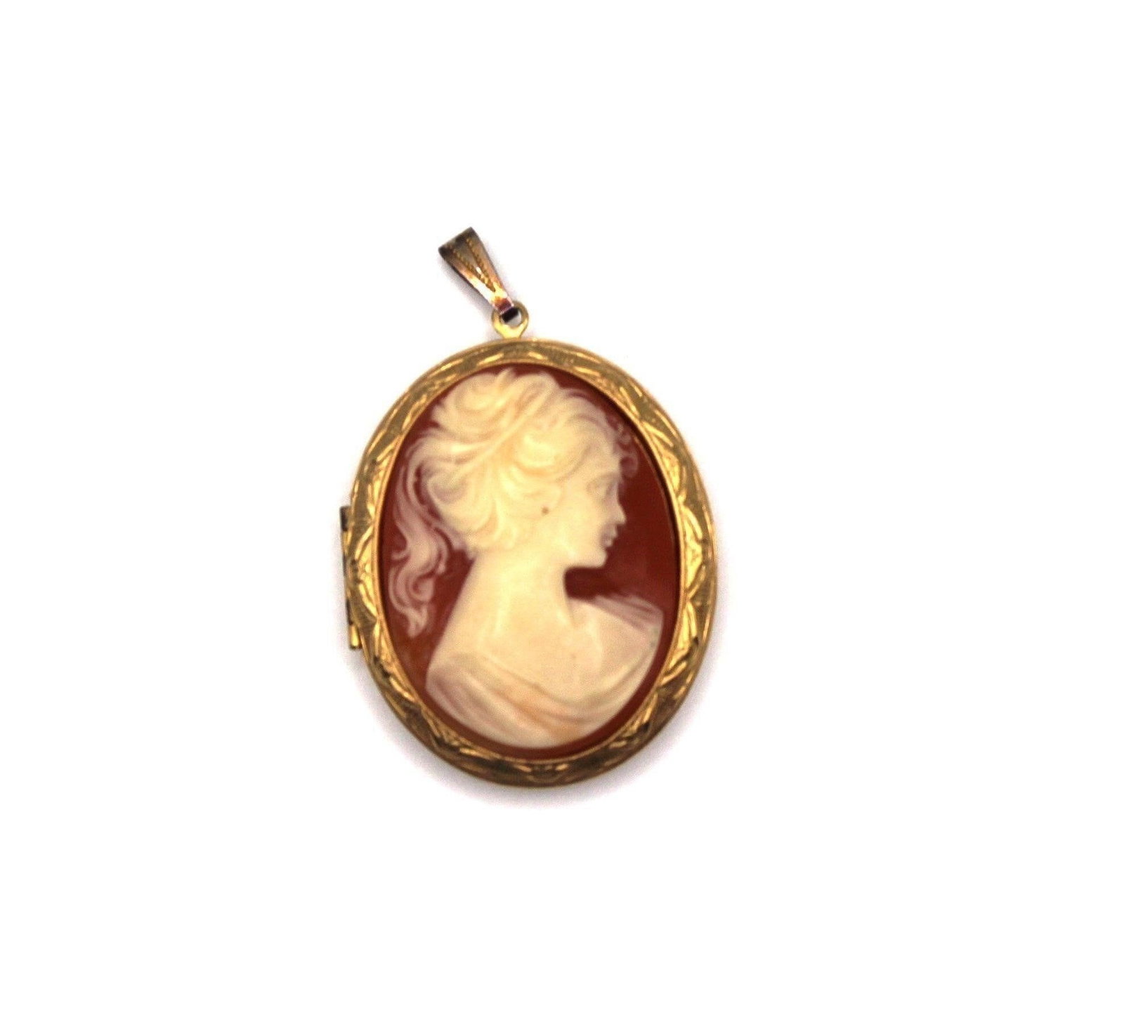 VINTAGE CAMEO LOCKET PENDANT: Very pretty Vintage Cameo locket pendant gold tone setting with faux coral background Designer/Brand: unknownMetal Purity: gold tone settingMetal: gold tone settingStone: noneWeight: 23.4gramsDimensio