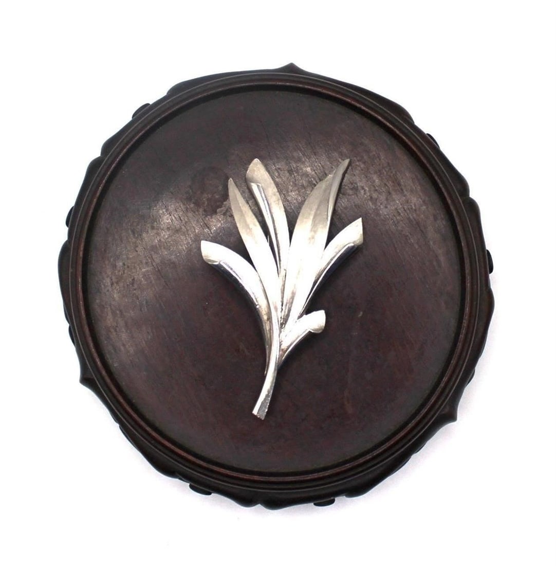 VINTAGE MARCEL BOUCHER 8541P LEAF BROOCH: Vintage Marcel Boucher 8541P Leaf Vintage silver tone setting broochDesigner/Brand: Marcel BoucherMetal Purity: silver tone settingMetal: silver tone settingStone: noneWeight: 20gramsDimensions: 3"L
