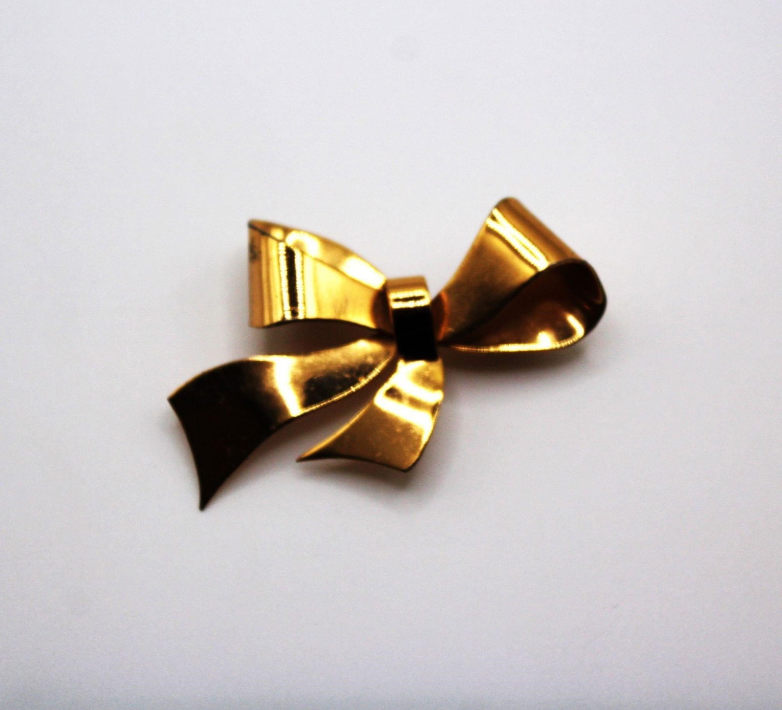 VTG CORO STERLING VERMIEL BOW PIN: VTG CORO STERLING VERMIEL BOW PIN, in good condition Designer/Brand: SIGNED CORO STERLINGSetting: Sterling silver 925Stone: NONEDimensions: L 1.25" x W 2"Weight: 7.3 grams