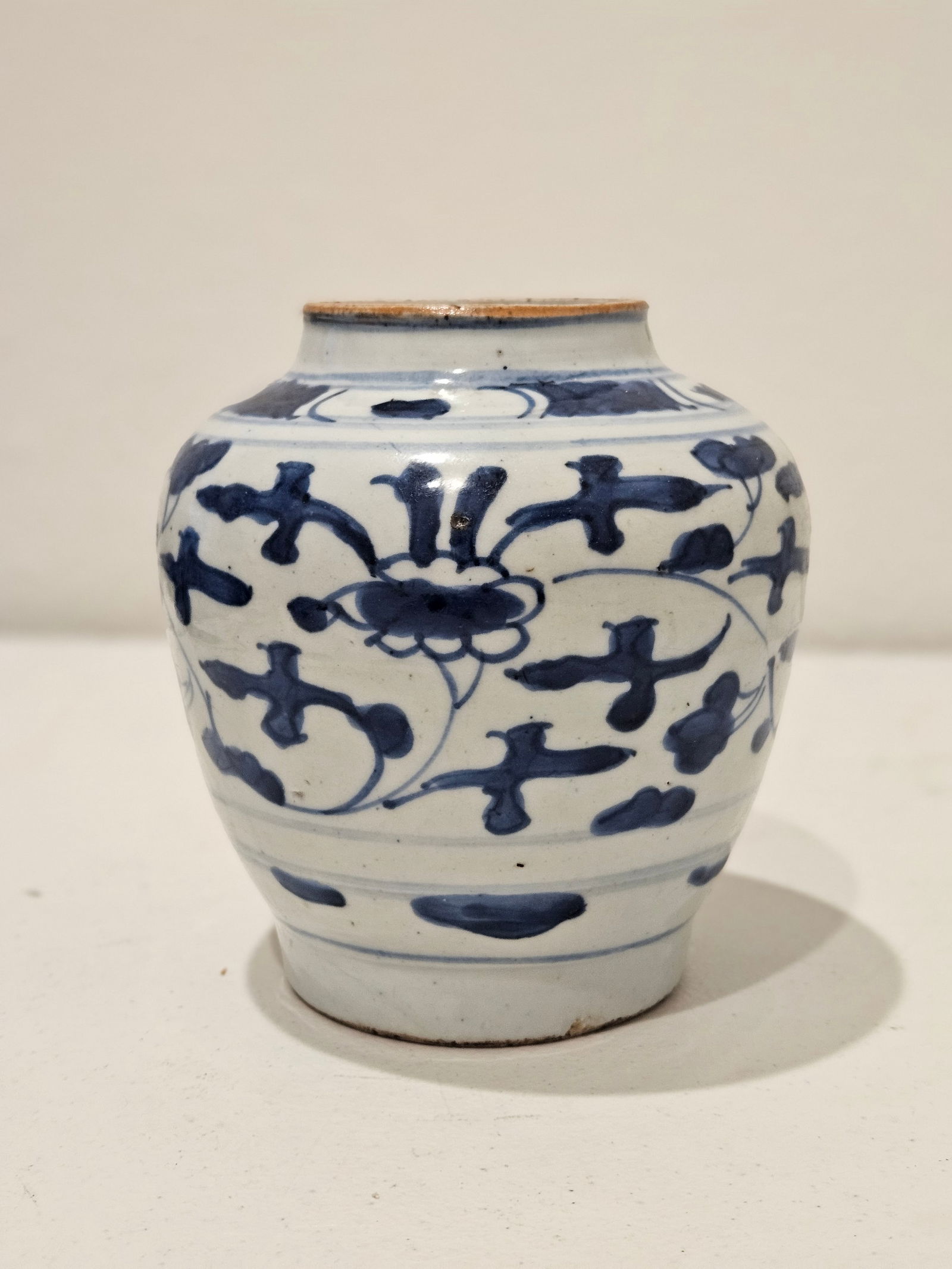 Chinese antique porcelain blue and white porcelain jar: Chinese blue and white porcelain jar 5.5"H 5"W