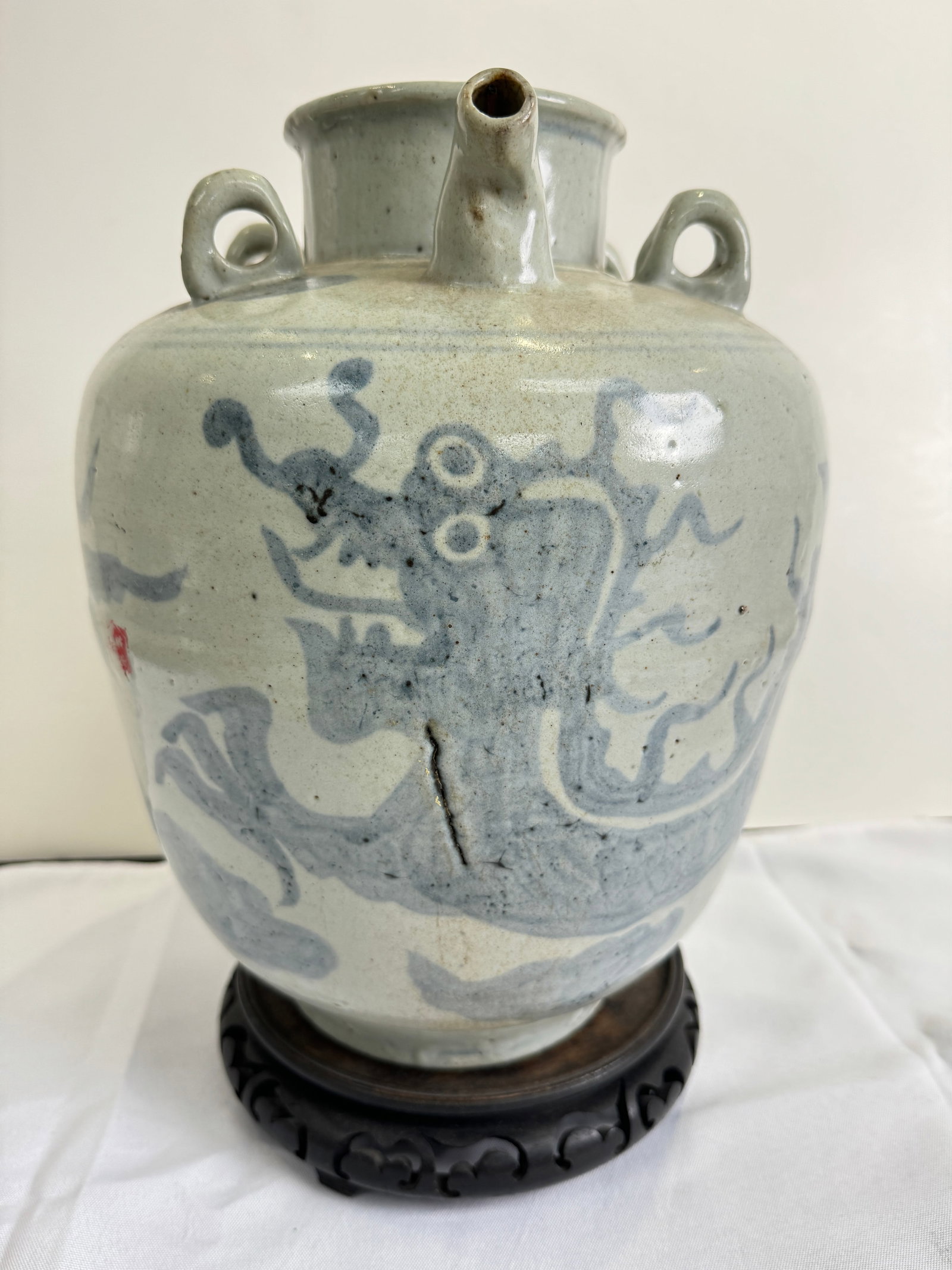 Blue and white porcelain pot with dragon: Blue and white porcelain pot with dragon