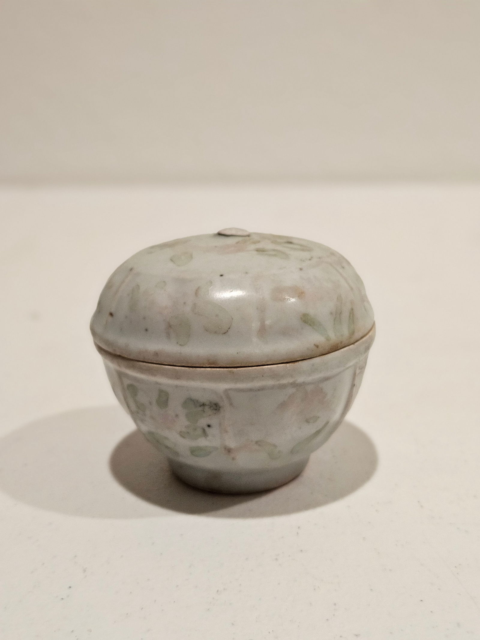 Chinese Hutian antique porcelain rouge case: Ming dynasty glaze rouge case with flower painting 3"H 3"W