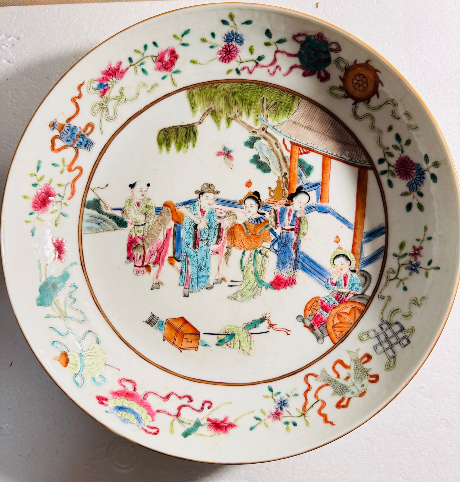 Chinese Qing Dynasty Porcelain Plate with Famille Rose Figures and Floral Patterns: Chinese Qing Dynasty Porcelain Plate with Famille Rose Figures and Floral Patterns