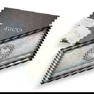 Gucci Metallic Gold Leather Soho Flap Continental Wallet: • Gucci • Metallic Gold • Leather • Soho Flap Continental Wallet • Snap Closure • Cash Slots • Card Slots • Front GG Logo • 7.5" x 4.3" (in) • Serial: