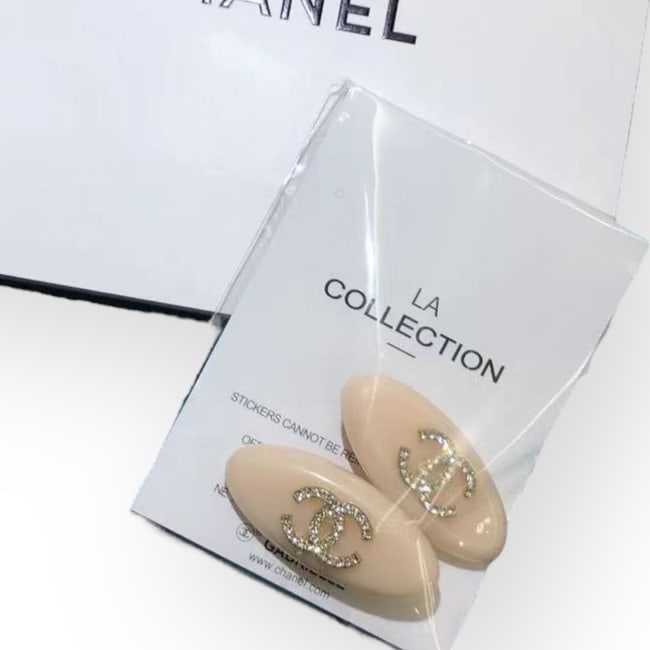 CHANEL 2Pc Cream/White Rhinestone CC Logo L.A Collection Oval Hair Clips: • CHANEL • Gabrielle • Hair Clips • 2Pc Set • Cream • White Rhinestone CC Logo • Shape: Oval • Gold Tone Hardware • L.A Collection • Unopened/In Origi