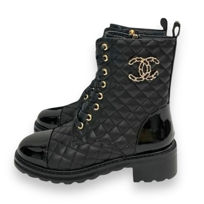 CHANEL Quilted Black/Gold Intertwined CC Logo Beaute Combat Boots Size 8.5: • CHANEL • US Women's Size 8.5 • Black • Quilted Pattern • Gold Tone Hardware • Combat Boots • Cap Toes • Cap Heels • Zip Up Closure • Intertwined Lea