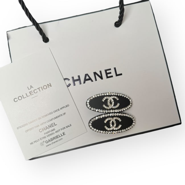 CHANEL 2PC Black/White Rhinestone CC Oval L.A Collection Hair Clips: • CHANEL • Gabrielle • 2Pc Set • Hair Clips • Black • White Rhinestone CC Logos • Black Tone Hardware • Shape: Oval • L.A Collection • Unopened/In Ori
