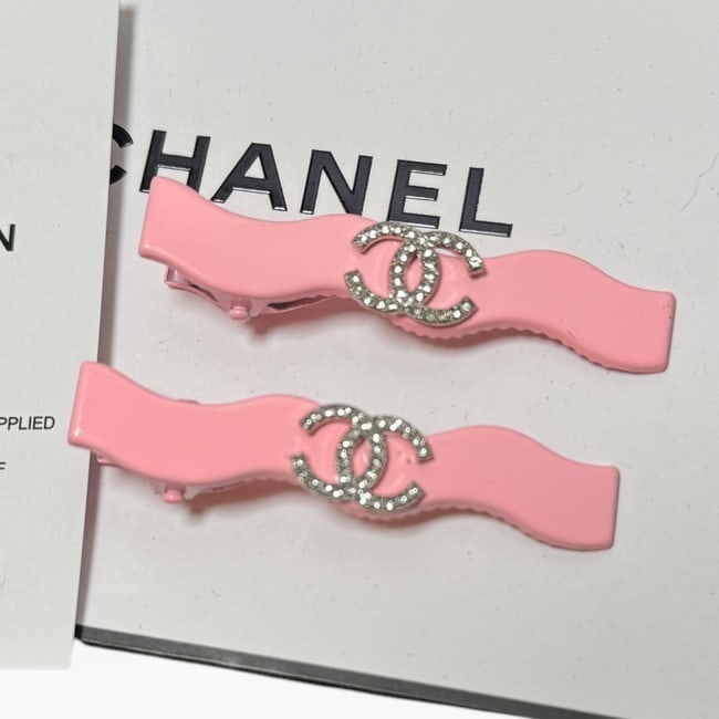 CHANEL 2Pc Set Pink/White Rhinestone CC Logo Long Zig Zag L.A Collection Hair Clips: • CHANEL • L.A. Collection • Gabrielle • 2Pc Set • Pink• Hair Clips • Shape: Long Zig Zag • White Rhinestone CC Logo • Pink Tone Hardware • Unopened/I