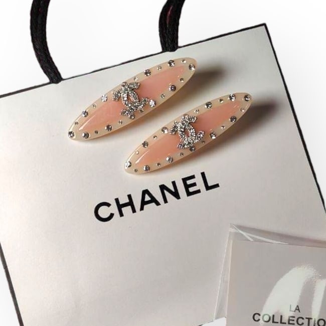 CHANEL 2Pc Coral/Rhinestone CC Logo Beaute Hair Clips & Gift Bag: • CHANEL • Gabrielle • Hair Clips • 2Pc Set • Coral Pink • Rhinestone CC Logo • Rhinestone Accents • Shape: Long Oval • L.A Collection • Unopened/In O