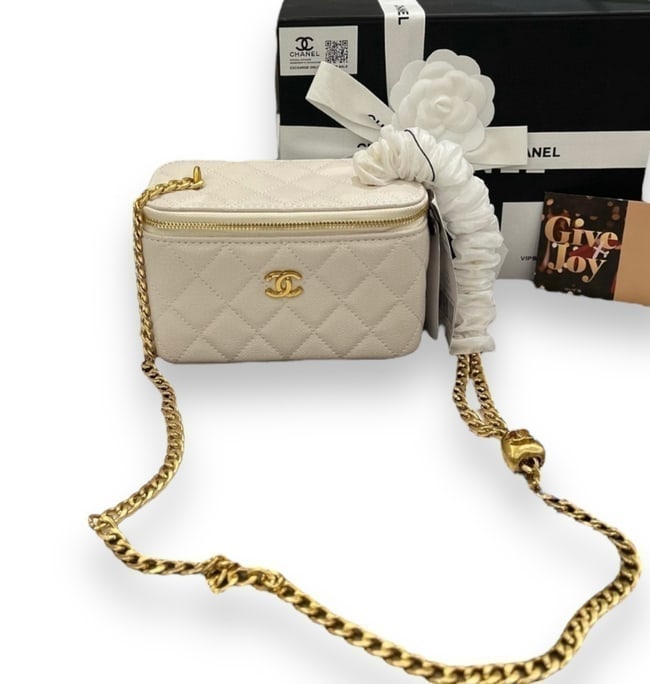 CHANEL White Quilted Sweetheart Beaute Vanity Case/Mirror, & Original Box (1 of 8)