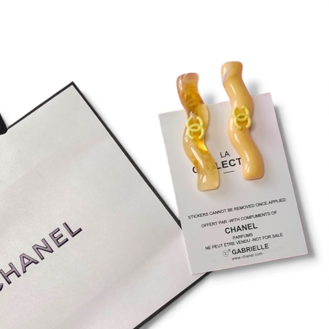 CHANEL 2Pc Lg Yellow Zig Zag Beaute Hair Clips & Original Gift Bag: • CHANEL • 2Pc Set • Hair Clips • Gabrielle • L.A Collection • Yellow & Transparent Yellow • Mixed Colors Pattern • Shape: lg Zig Zag • Original Gift Bag I