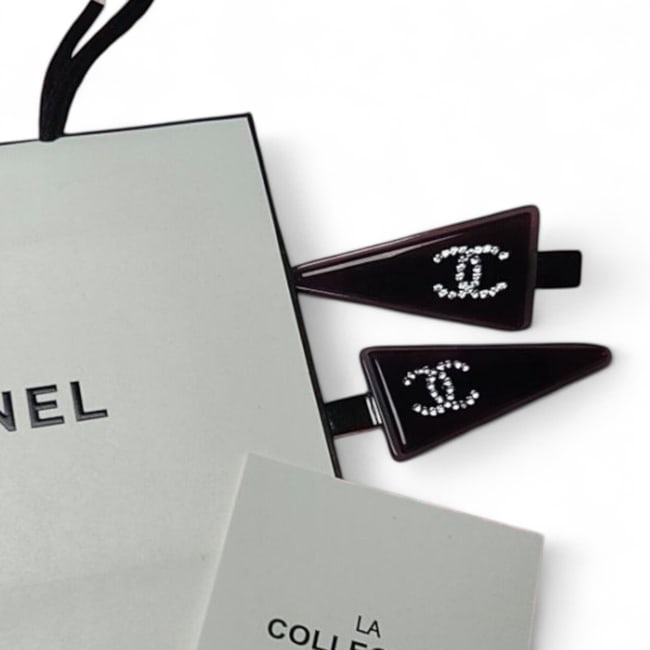 CHANEL 2Pc Lg Black/Rhinestone CC Triangle Beaute Hair Clips & Gift Bag: • CHANEL • Style: Gabrielle • Collection: L.A. Collection • Set: 2Pc Set • Type: Hair Clips • Color: Black • Feature: Rhinestone CC • Shape: Triangle • Siz