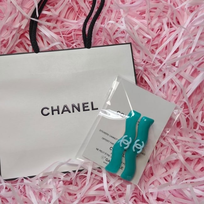 CHANEL 2Pc Lg Turquoise Zig Zag Hair Clips & Gift Bag: • CHANEL • 2Pc Set • Hair Clips • Gabrielle • L.A Collection • Turquoise • Teal Accents • CC Logo • Shape: Lg Zig Zag • Original Gift Bag Included