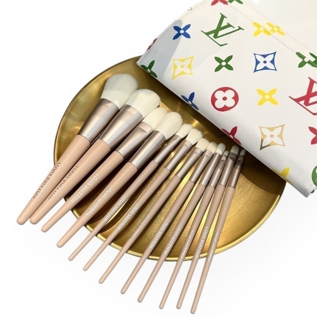 Louis Vuitton Makeup Brush Set, Storage Case, & Original Box: • Louis Vuitton • Makeup Brush Set • Original Box Included • Storage Case Included • Brushes Included • This elegant makeup brush set is crafted with ultra-soft wool bris