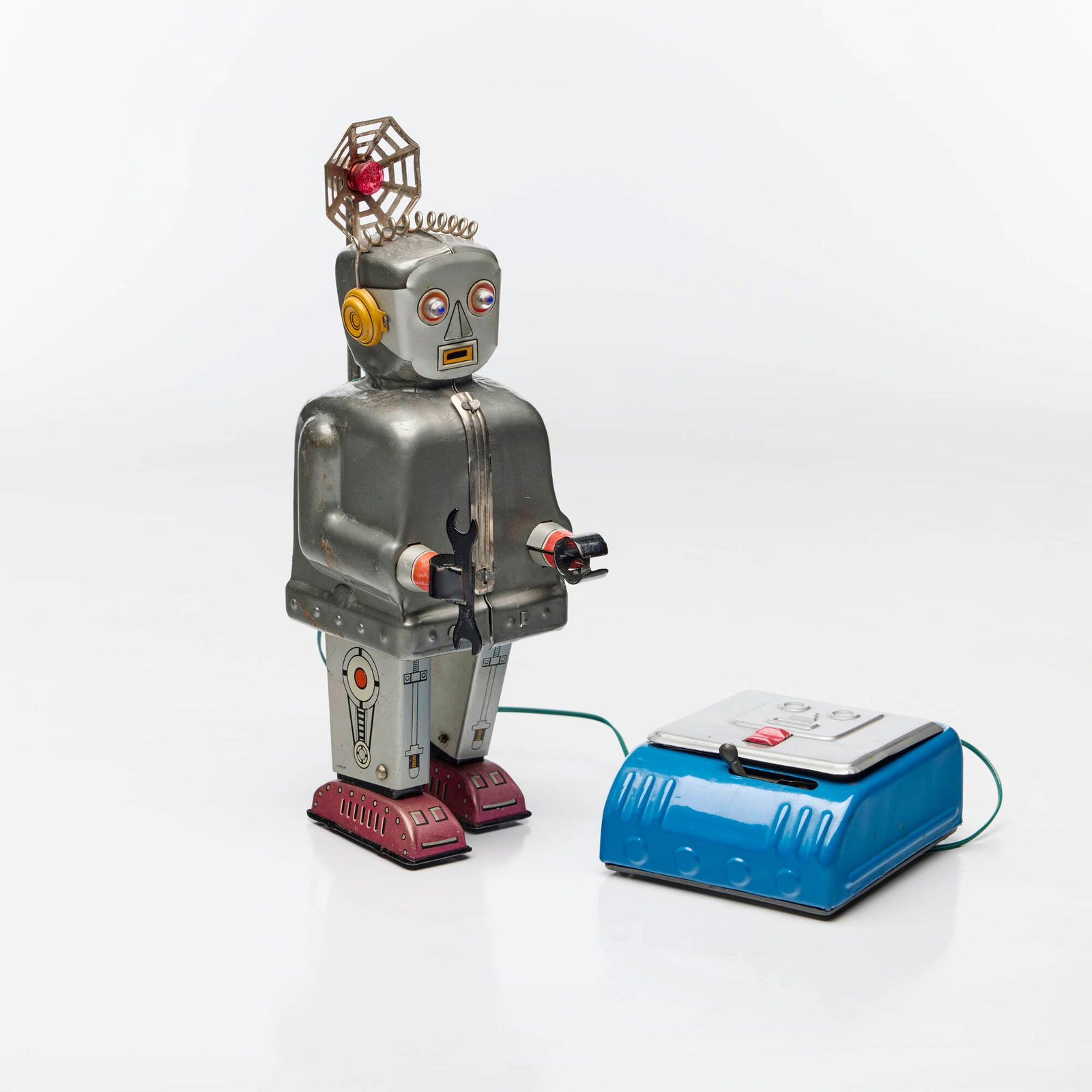 Scarce T.N Nomura Battery-Operated Remote Control Radar Robot (1 of 2)