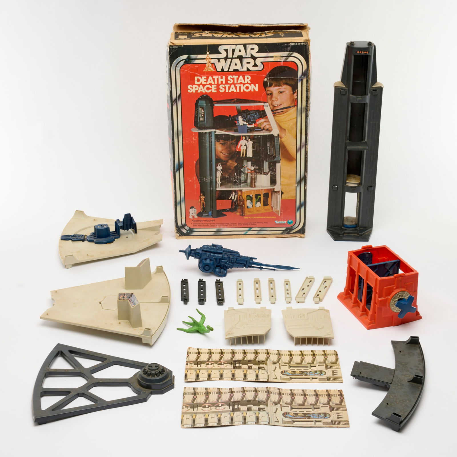 1977 Kenner Star Wars Death Star Space Station with Box (1 of 2)