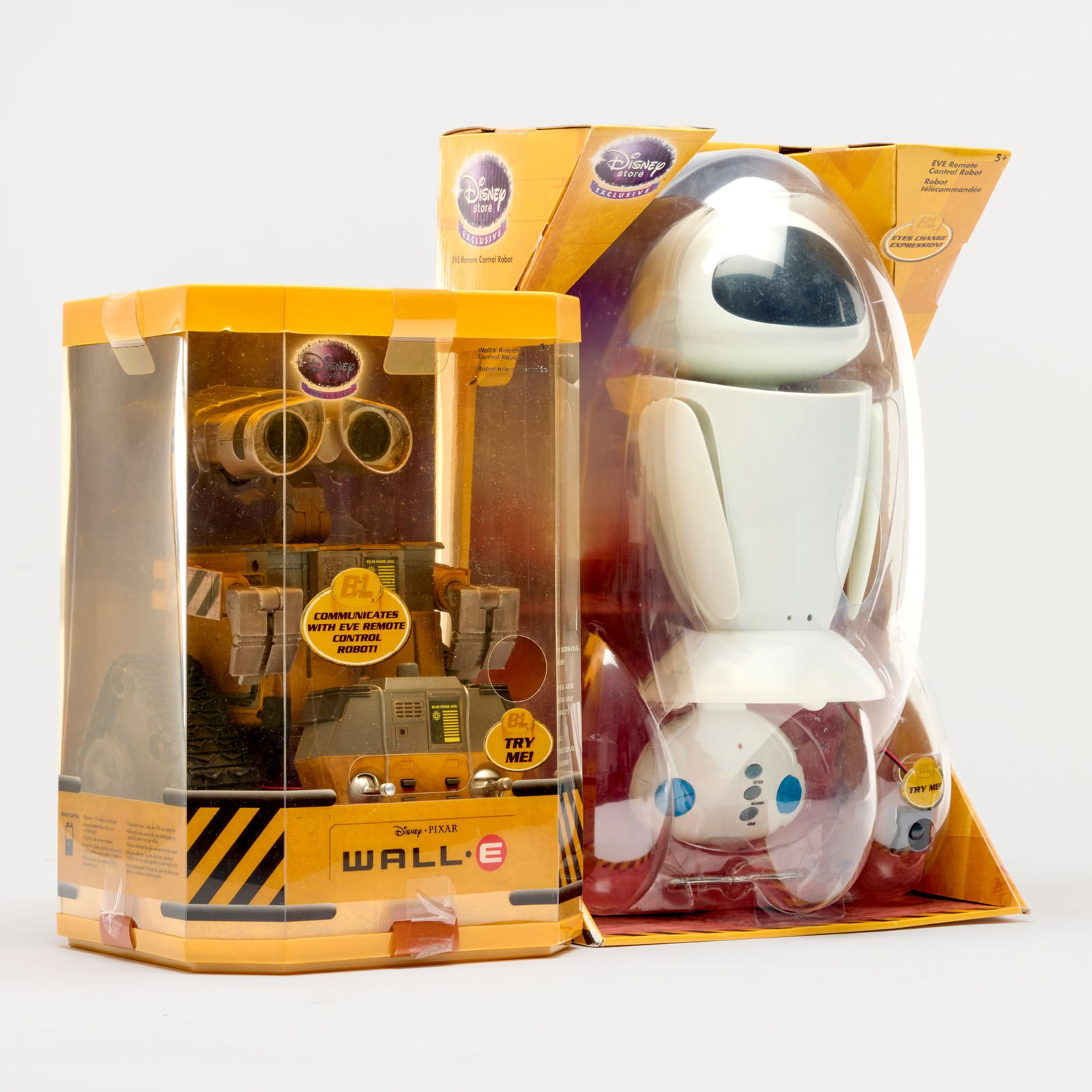 2PC 2008 Disney Store Wall-E Remote Control Robot Wall-E and E.V.E. Group Factory Sealed: 2PC 2008 Disney Store Wall-E Remote Control Robot Wall-E and E.V.E. Group Factory Sealed USA, 2008 9.5 h x 9.5 w x 14 d in (24 x 24 x 36 cm) 11.5 h x 7 w x 18 d in (29 x 18 x 46 cm) 2008 Disney Store