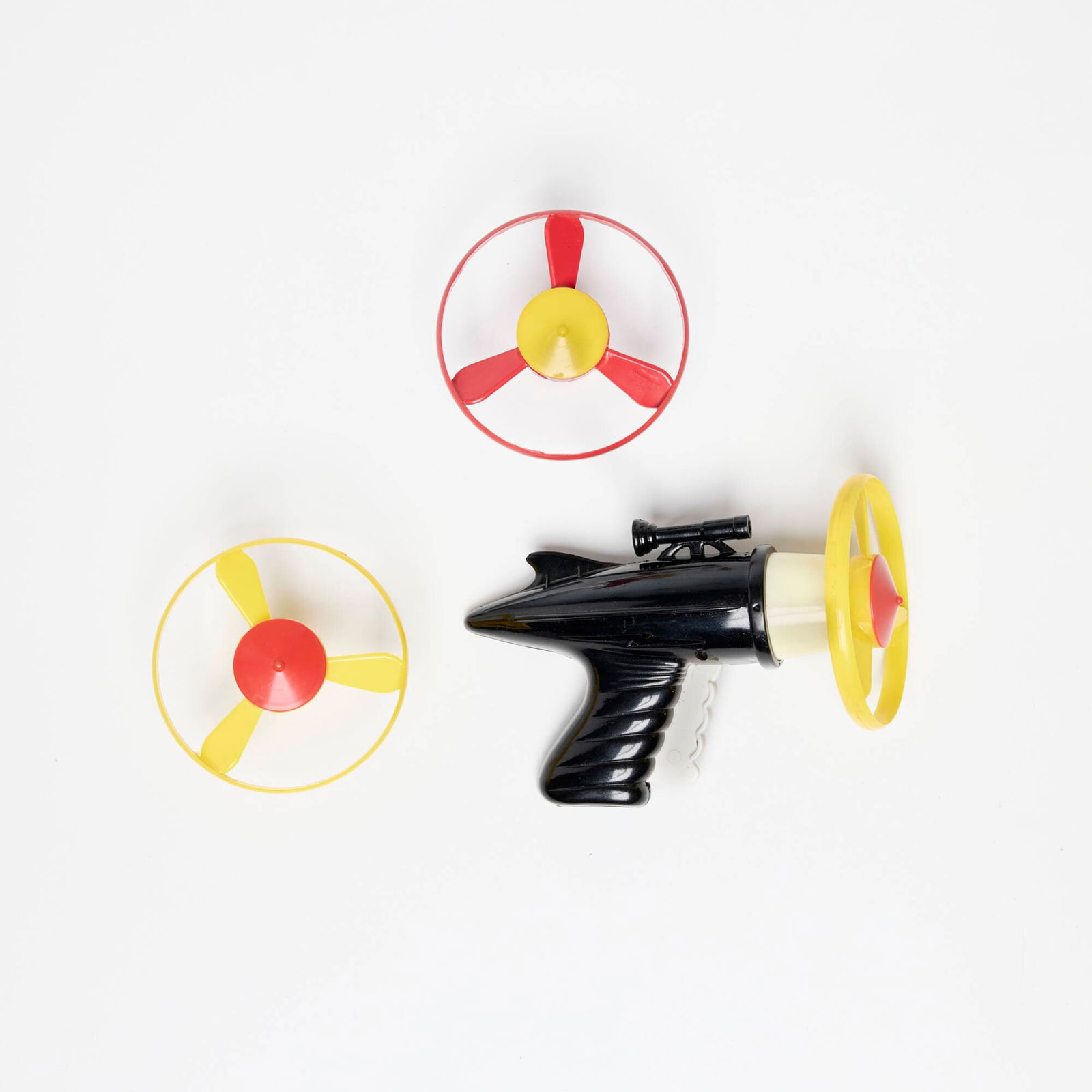 Park Plastics Company Flying Saucer Gun with Original Box: Park Plastics Company Flying Saucer Gun with Original Box molded plastic 4 h x 5.75 w x 3.25 d in (10 x 15 x 8 cm) Sold with original box and three flying saucer projectiles. Manufacturer's mark to gu