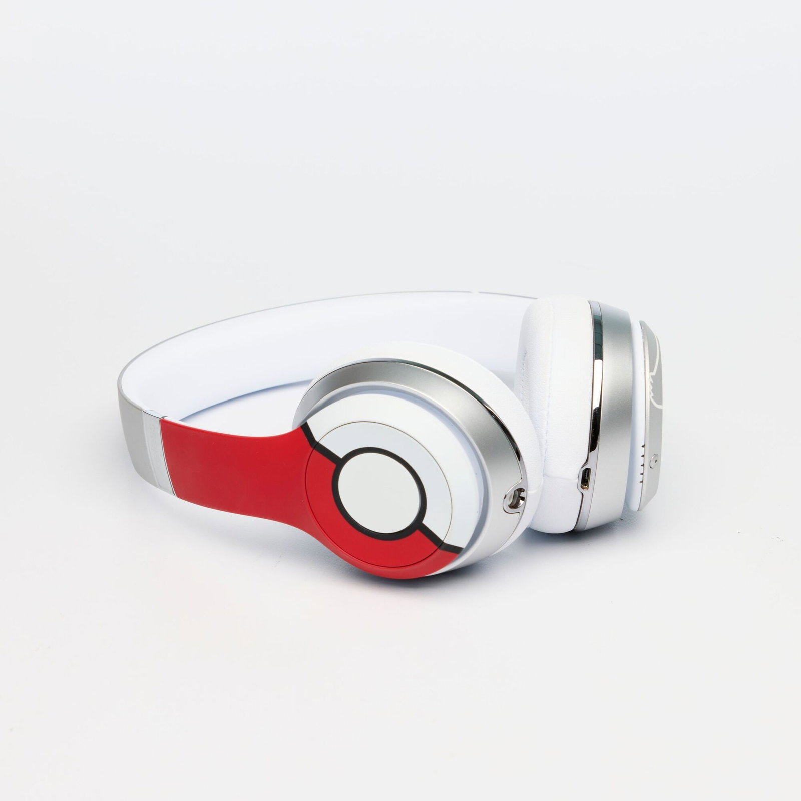 Beats by Dr. Dre x Pokemon Special Editition ColorWare Headphones - Solo3 Silver (Wireless) (1 of 5)