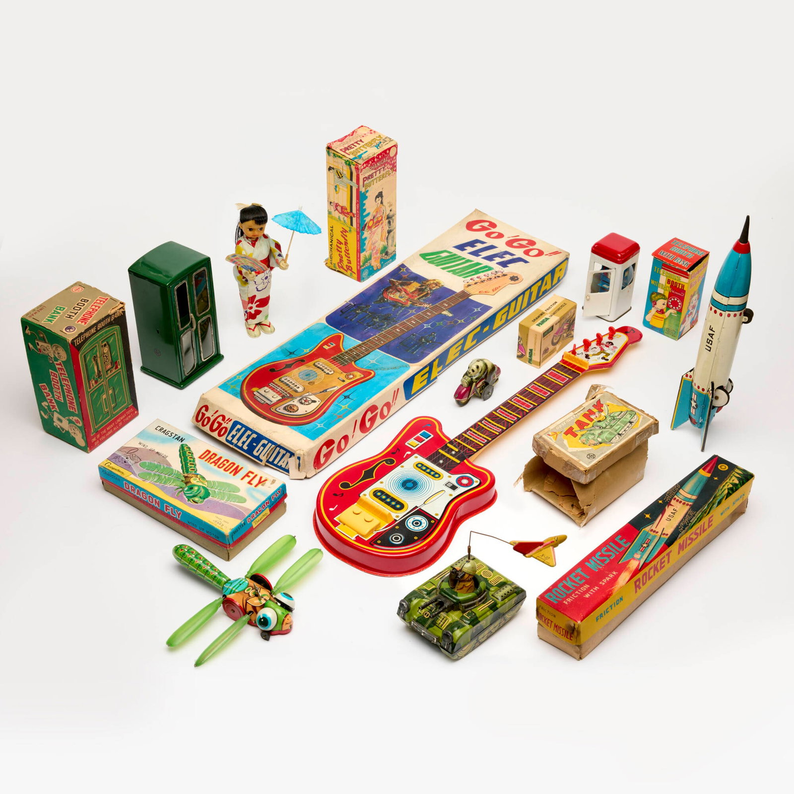 8PC Japanese Boxed Tin Toy Group: 8PC Japanese Boxed Tin Toy Group 2.5 h x 14 w x 2.5 d in (6 x 36 x 6 cm) 2.5 h x 3.75 w x 1.5 d in (6 x 10 x 4 cm) 25.25 h x 7.25 w x 1.5 d in (64 x 18 x 4 cm) Group incudes: Cragstan Dragon Fly Wind-