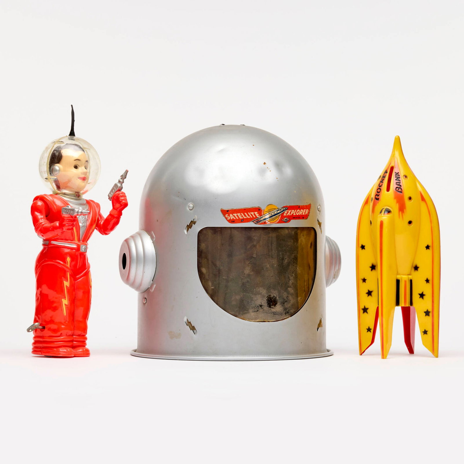3PC American Plastic Space Related Toy Group: 3PC American Plastic Space Related Toy Group bank: 10 h x 4 w x 3.75 d in (25 x 10 x 10 cm) man: 11.5 h x 4.5 w x 4 d in (29 x 11 x 10 cm) hemlet: 10.5 h x 11 w x 9.5 d in (27 x 28 x 24 cm) Group incl