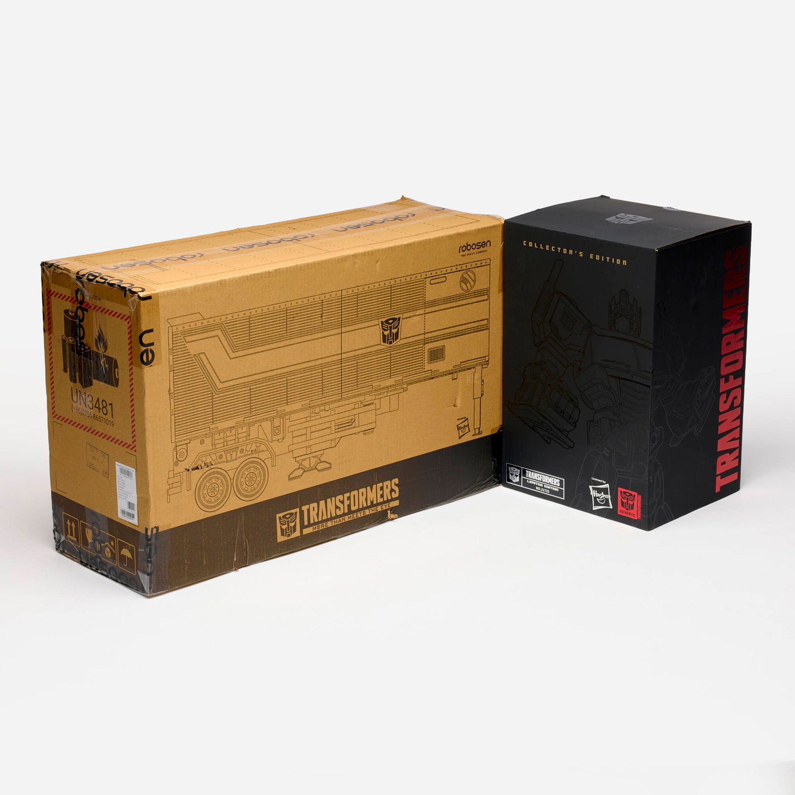 Robosen Transformers Optimus Prime Flagship and Optimus Prime Trailer Flagship Auto Converting (1 of 3)