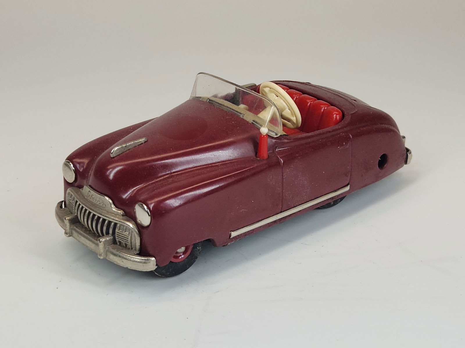 VINTAGE SCHUCO RADIO 4012 WIND UP CAR: REMAINS IN GOOD CONDITION, SHOWING SOME TYPICAL USAGE WEAR.