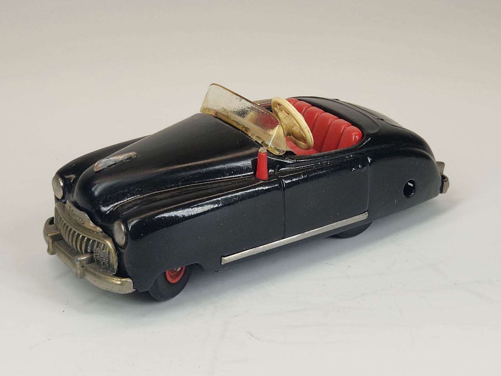 VINTAGE SCHUCO RADIO 4012 WIND UP CAR: REMAINS IN GOOD CONDITION, SHOWING SOME TYPICAL USAGE WEAR. HAS TIP OF ANTENNA BROKEN OFF.