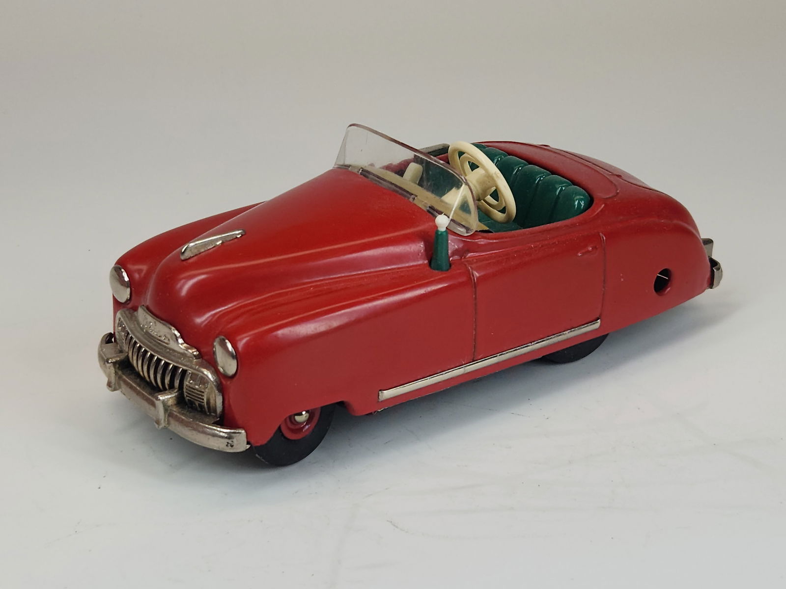 VINTAGE SCHUCO RADIO 4012 WIND UP CAR: REMAINS IN GOOD CONDITION, SHOWING SOME TYPICAL USAGE WEAR.