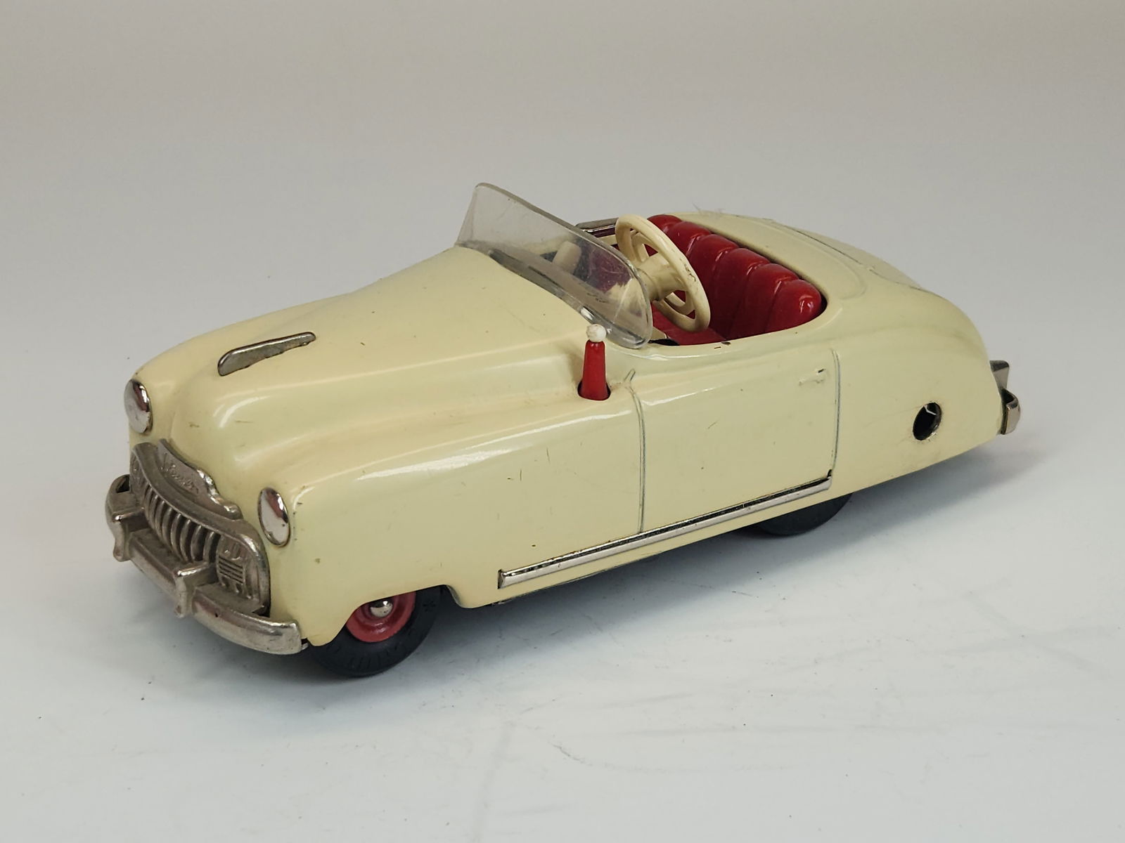VINTAGE SCHUCO RADIO 4012 WIND UP CAR: REMAINS IN GOOD CONDITION, SHOWING SOME TYPICAL USAGE WEAR.