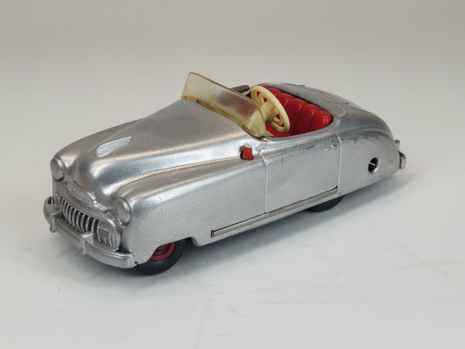 VINTAGE SCHUCO RADIO 4012 WIND UP CAR: REMAINS IN GOOD CONDITION, SHOWING SOME TYPICAL USAGE WEAR. HAS TIP OF ANTENNA BROKEN OFF.