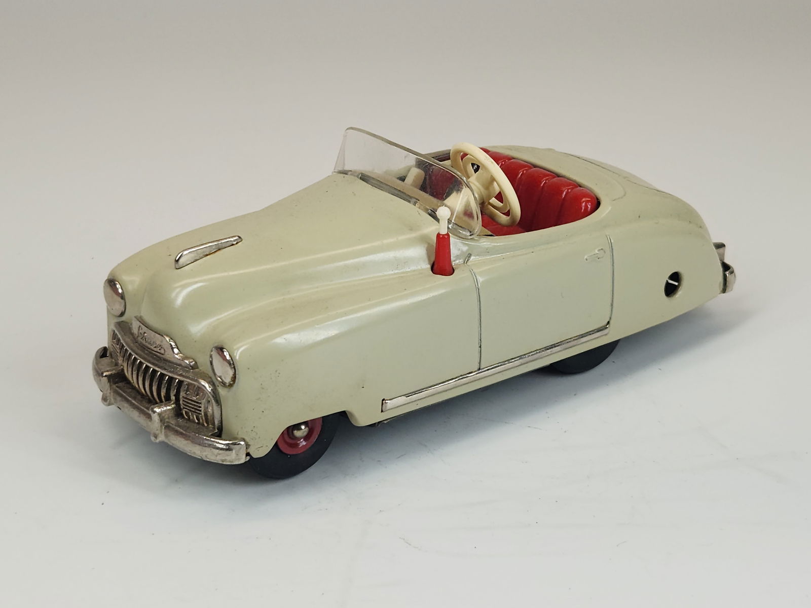 VINTAGE SCHUCO RADIO 4012 WIND UP CAR: REMAINS IN GOOD CONDITION, SHOWING SOME TYPICAL USAGE WEAR.