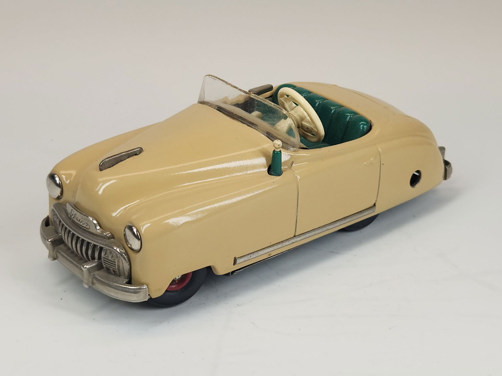 VINTAGE SCHUCO RADIO 4012 WIND UP CAR: REMAINS IN GOOD CONDITION, SHOWING SOME TYPICAL USAGE WEAR.