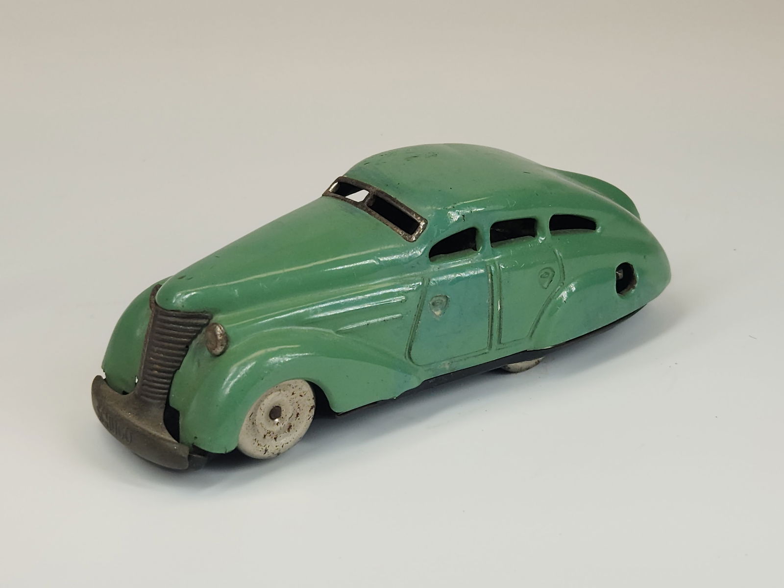 VINTAGE SCHUCO PATENT 1010 TIN WIND UP CAR (1 of 4)