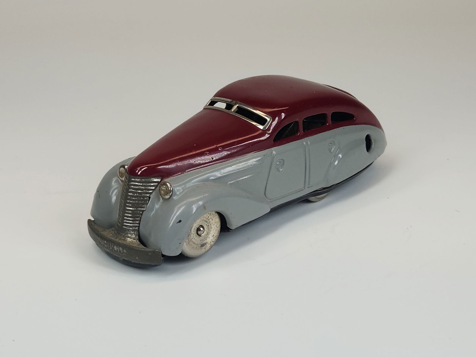 VINTAGE SCHUCO PATENT 1010 TIN WIND UP CAR (1 of 4)