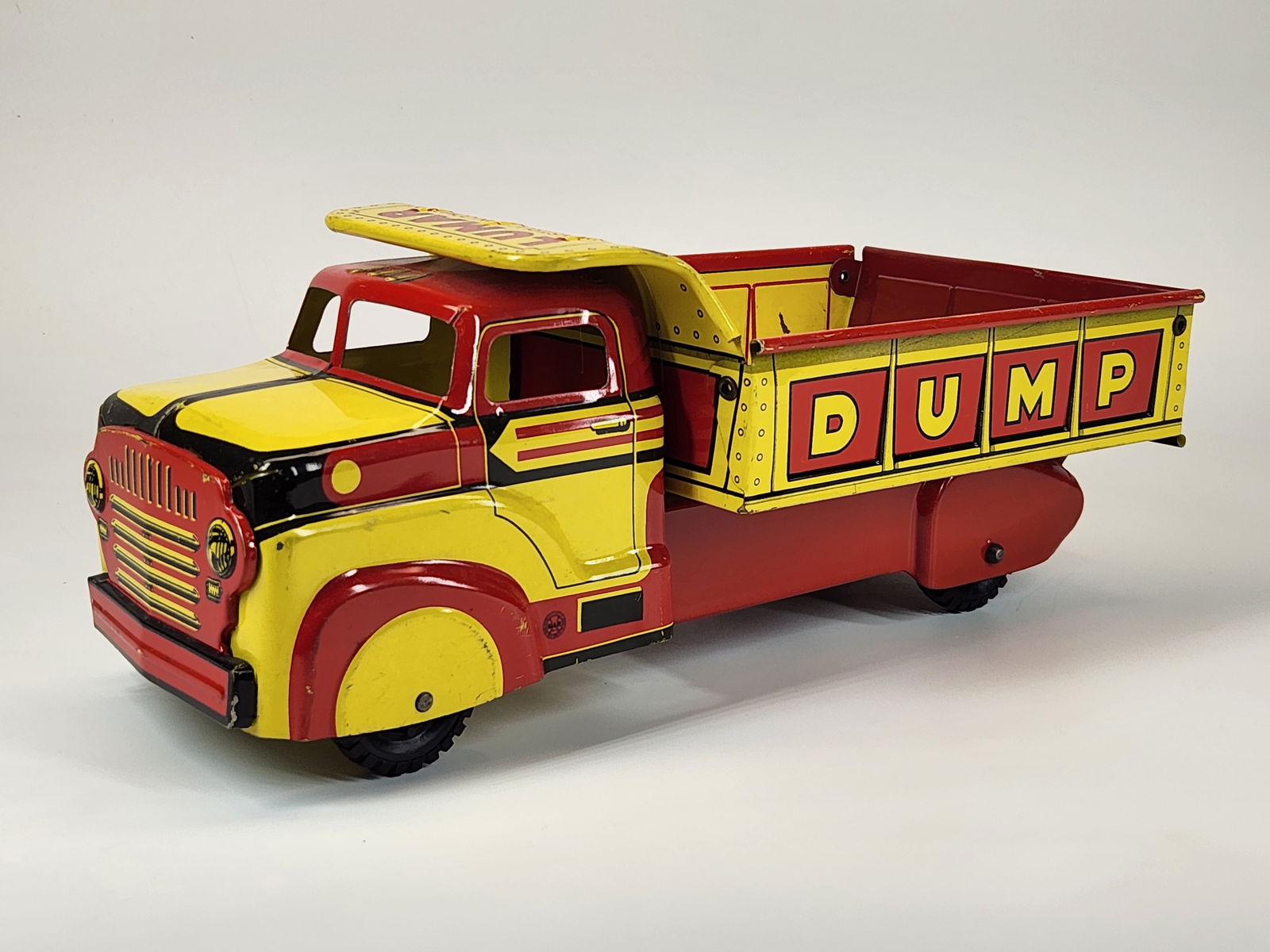 VINTAGE LUMAR TIN LITHO CONSTRUCTION DUMP TRUCK (1 of 4)
