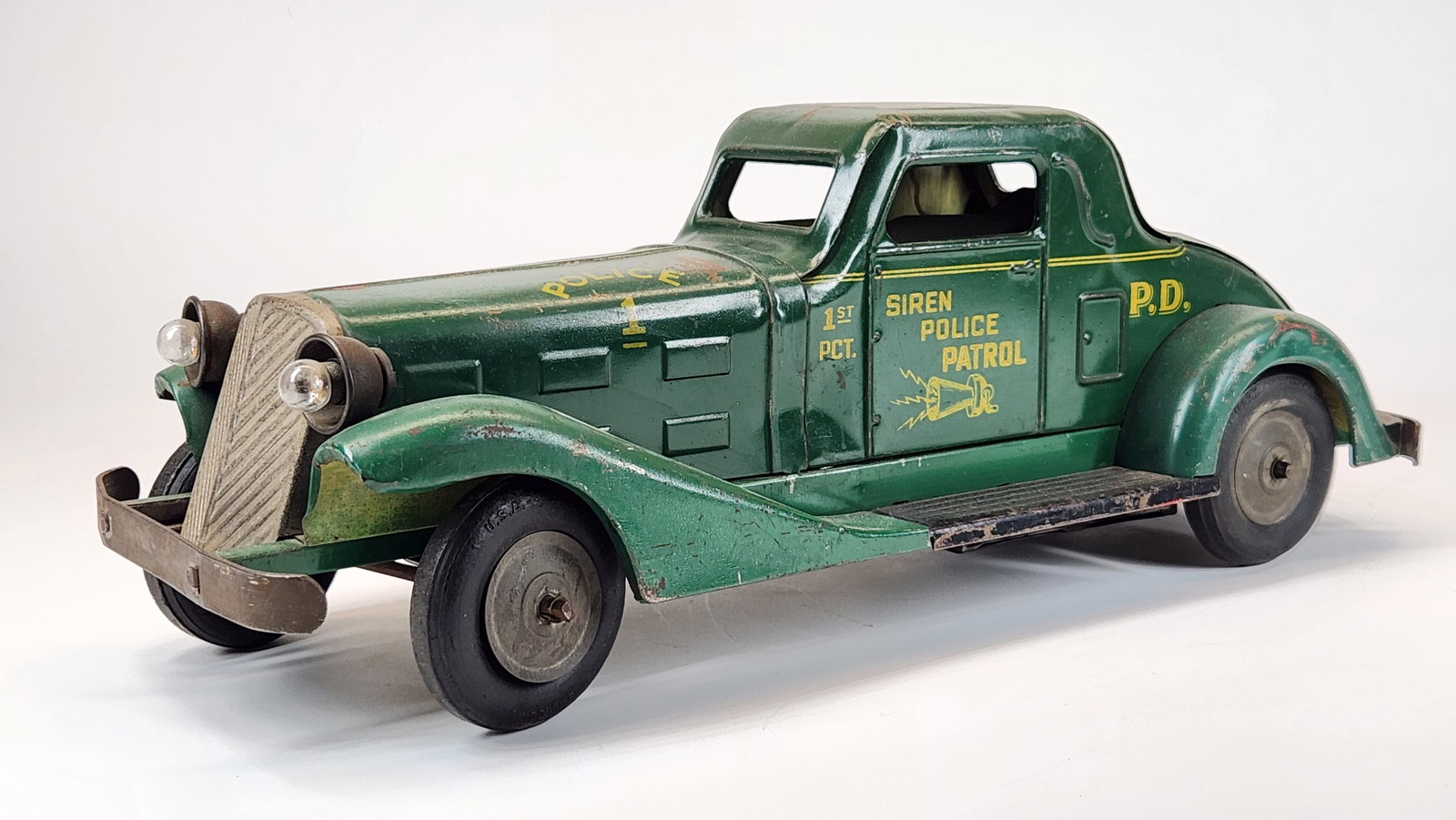 MARX PRESSED STEEL SIREN POLICE PATROL CAR: REMAINS IN GOOD CONDITION, SHOWING SOME TYPICAL USAGE WEAR. UNTESTED.