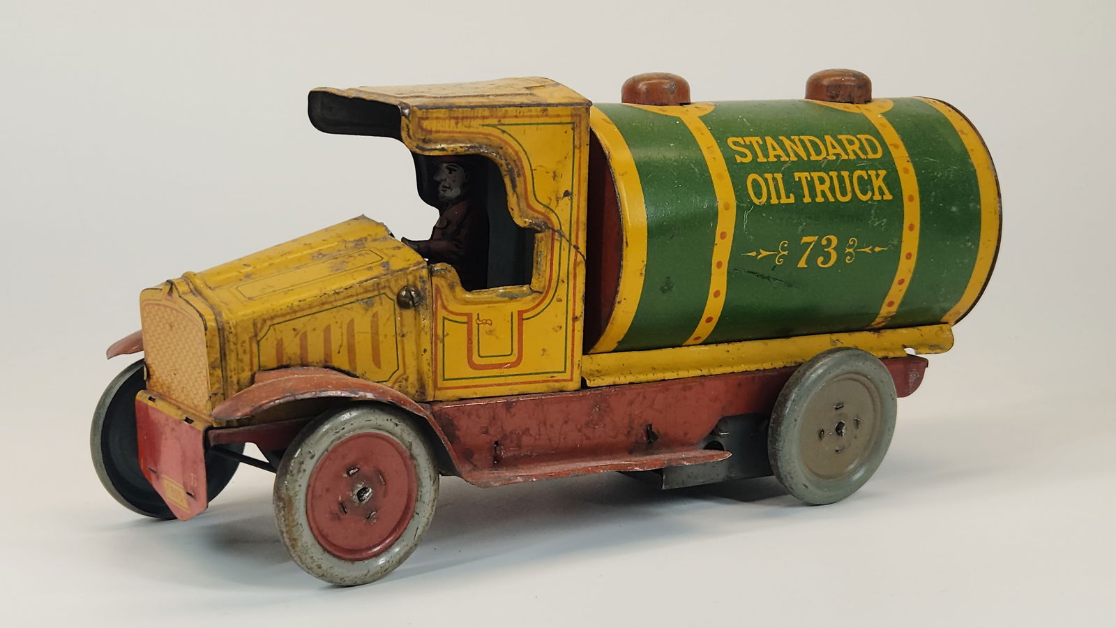 ANTIQUE TF STRAUSS TIN WIND UP STANDARD OIL TRUCK (1 of 4)