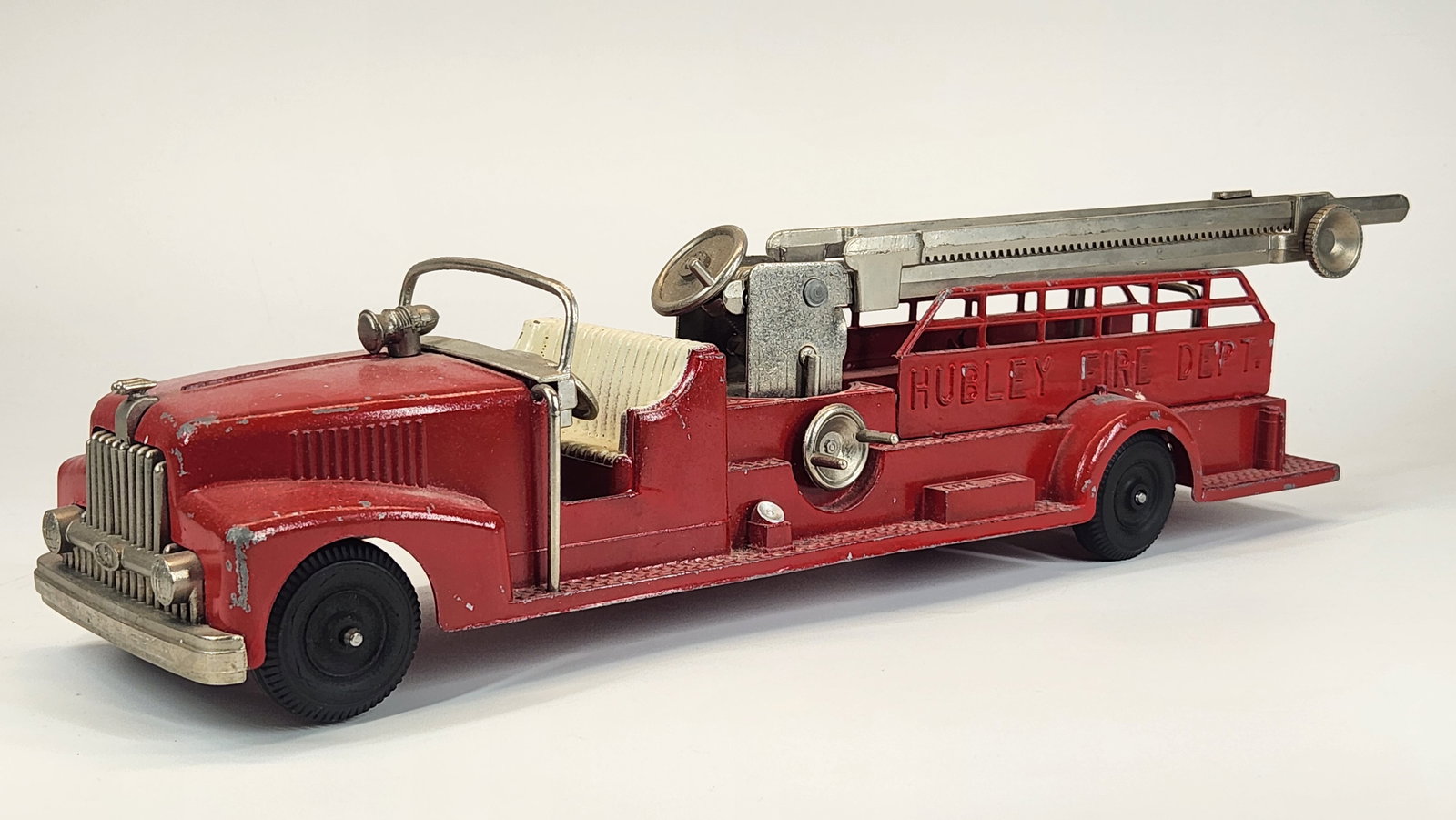 LARGE CAST METAL HUBLEY FIRE DEPT TRUCK (1 of 4)