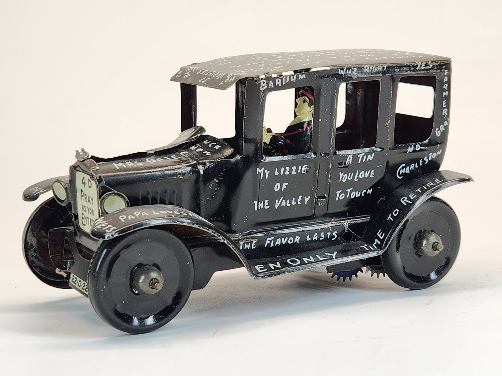 MARX TIN LITHO WIND UP LIZZY: REMAINS IN GOOD CONDITION, SHOWING SOME WEAR. WIND UP MECHANISM WORKS, HOWEVER SLUGGISH.