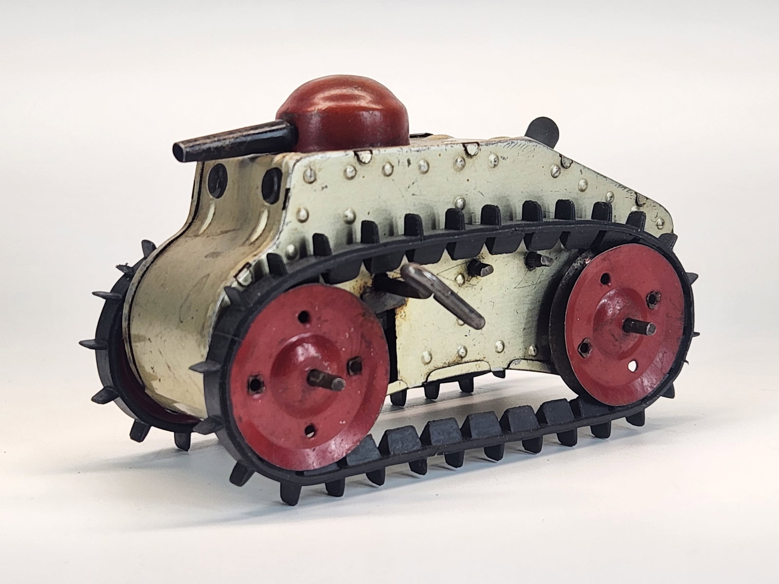 MARX TIN WIND UP MILITARY TANK: REMAINS IN GOOD CONDITION, SHOWING SOME MINIMAL TYPICAL WEAR. WIND UP MECHANISM DOES NOT WORK.