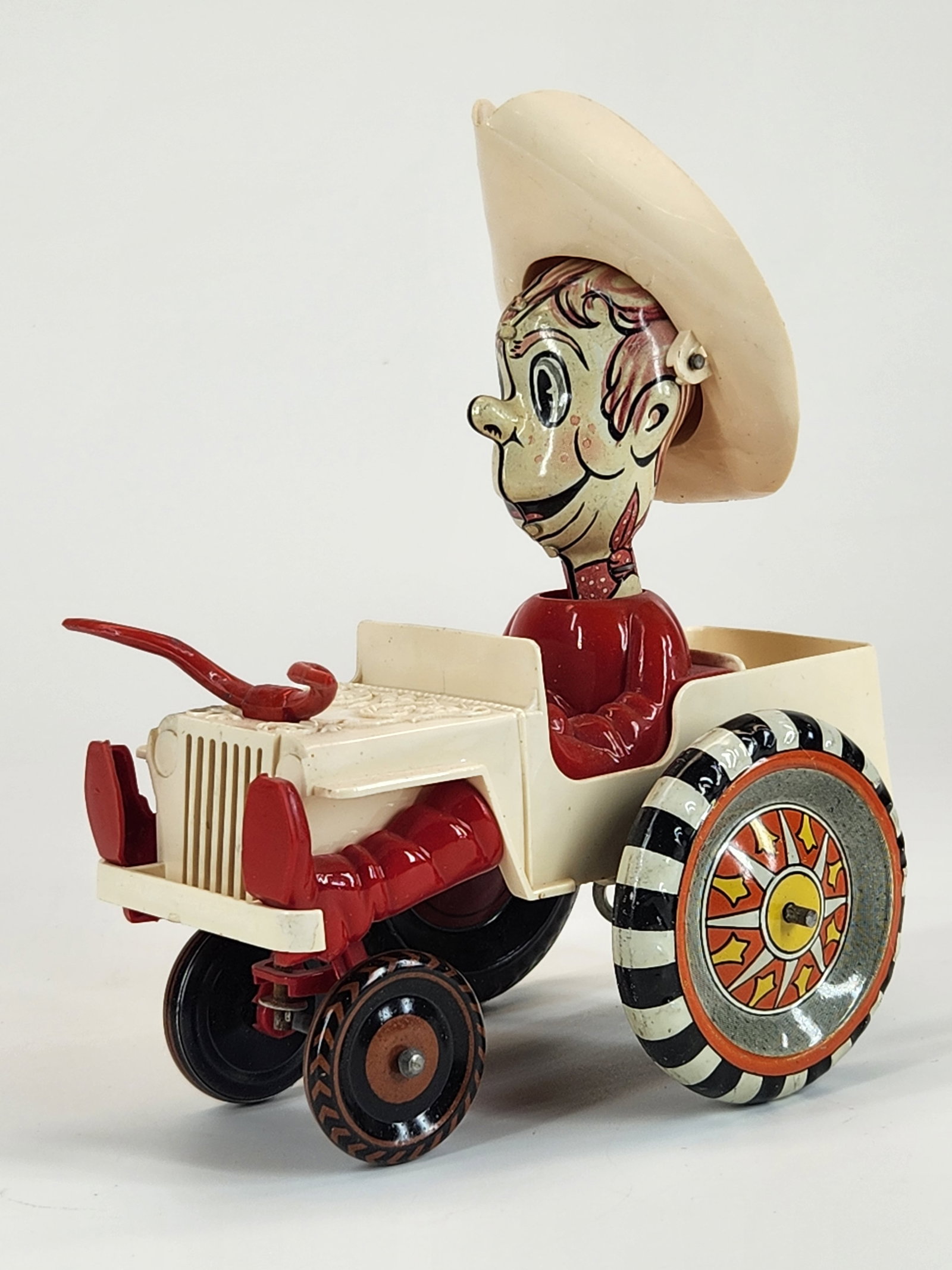 MARX WIND UP SHERIFF SAM WHOOPEE CAR: REMAINS IN GOOD CONDITION, SHOWING SOME TYPICAL WEAR. WIND UP MECHANISM IS SLUGGISH.