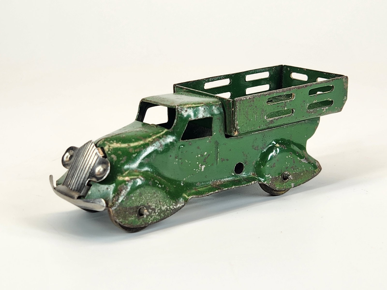 SMALL MARX PRESSED STEEL STAKE BODY TRUCK (1 of 4)