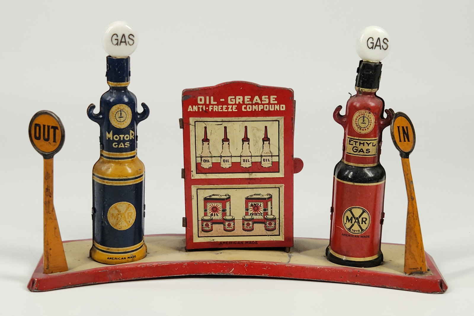 MARX TIN LITHO GAS PUMP STATION: REMAINS IN GOOD CONDITION, SHOWINGS OME TYPICAL WEAR. ORIGINAL GAS GLOBES INCLUDED. MEASURES APPROXIMATELY 9.5" LONG.